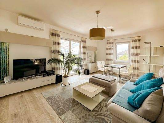 Lichtdurchflutetes Wohnzimmer