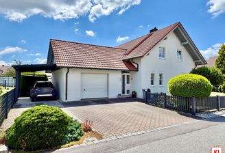 KI-generiert - Zufahrt mit Garage und Carport
