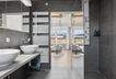 Tageslichtbadezimmer mit bodentiefer Dusche