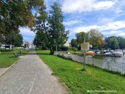 Parkanlage mit Blick auf die Krampe