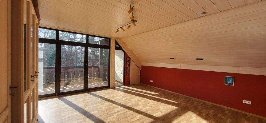 Geräumige Zimmer mit weiterem Balkon im OG