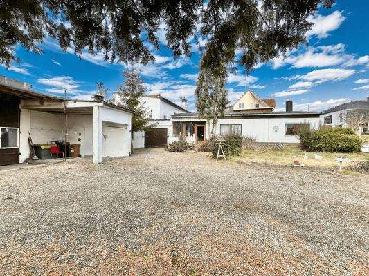 Haus mit Nebengebäuden