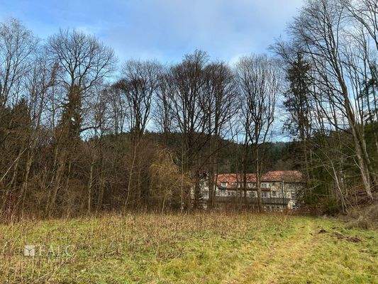 Grundstück mit Hotel im Hintergrund