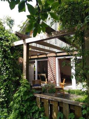 große Terrasse mit Pergola