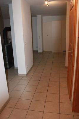 Eingangsbereich mit Blick in Richtung Flur, Wohnzimmer, Küche, Gäste WC, Abstellkammer