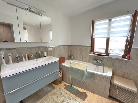 EG: Bad mit Wanne und Dusche