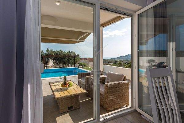 Kommen Sie herein in ein stilvoll eingerichtetes Zuhause