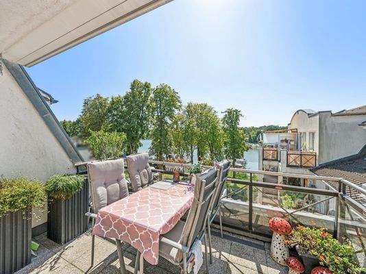 Terrasse mit Blick aufs Wasser