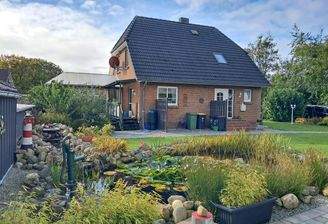 Vorderansicht mit Gartenteich