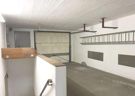 Garage mit Zugang zum Keller sowie zum Hobbyraum