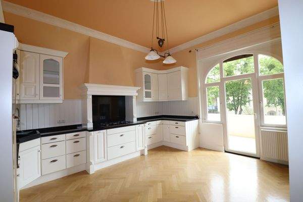 Erdgeschoss- Maßangefertigte hochwertige Küche 