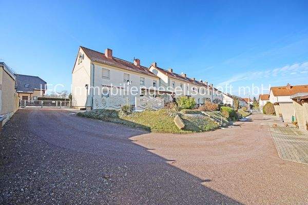 Blick auf Haus und Zufahrt