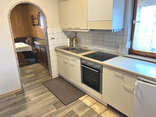 Küche mit Rundbogendurchgang zum Ess- und Wohnbereich