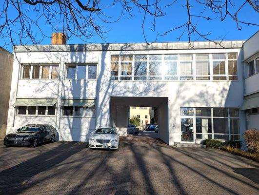 Südseite 1.OG mit Eingang im EG