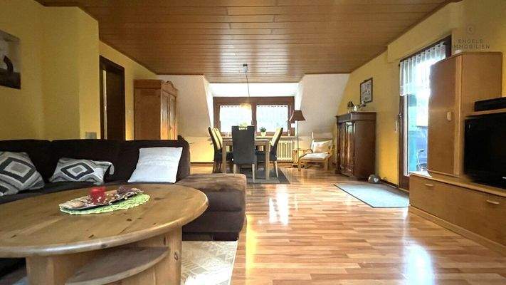 großzügiger Wohn-/Essbereich mit Zugang zum Balkon/Garten