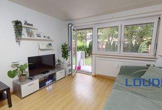 Wohnzimmer mit Durchgang in den Garten