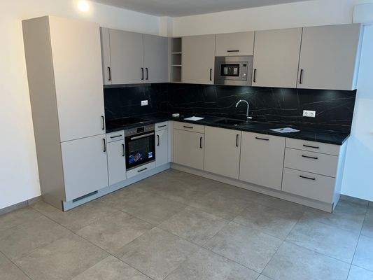 Wohnbereich mit Küche und Abstellkammer (4).jpg