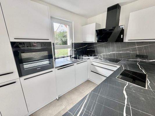 Volle Austattung mit hochwertigen Elektrogeräten