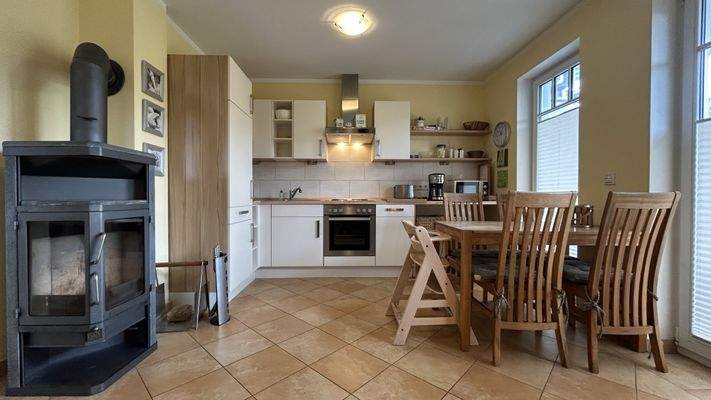Küche mit Essplatz und Kamin