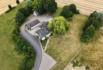 freundliches luftbild eines hauses ohne fahrzeuge
