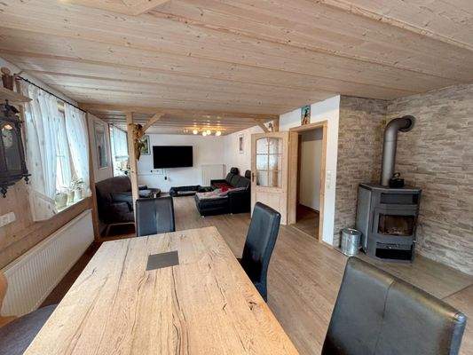 und Esszimmer mit Kamin