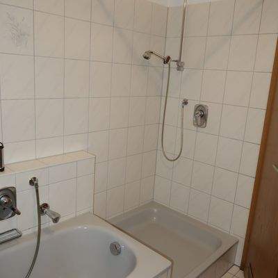 Bad mit Badewanne, Dusche und WC