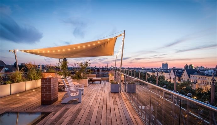 Der bunte Himmel über Berlin: Premium-Penthouse mit Rooftop-Lounge und Citypanorama im denkmalgeschü