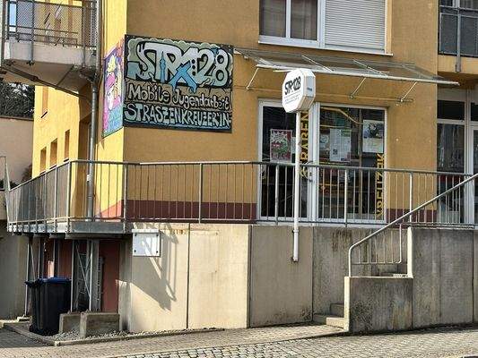 Blick von der anderen Straßenseite