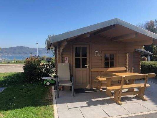 Gartenhütte mit Tischkicker und verschiedenen Spielen sowie Grillplatz zum Verweilen als Gemeinschaftsbereich.jpg