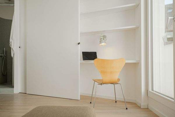 Kleiner Arbeitsplatz in Wandschrank integriert