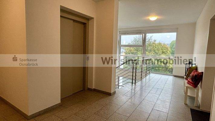 Treppenhaus mit Fahrstuhl