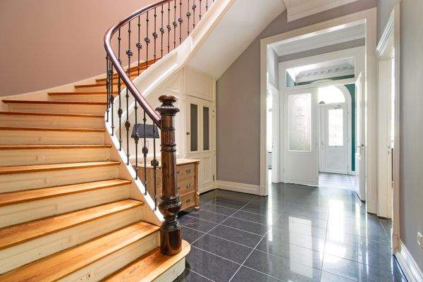 Elegantes Treppenhaus aus dem Baujahr 