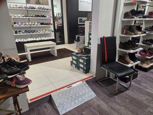 Übergang von Laden rechts zu Laden links