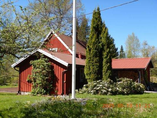 Wohnhaus mit Wiese und Fahnenmast