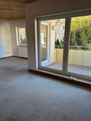 Wohnzimmer mit Balkonblick