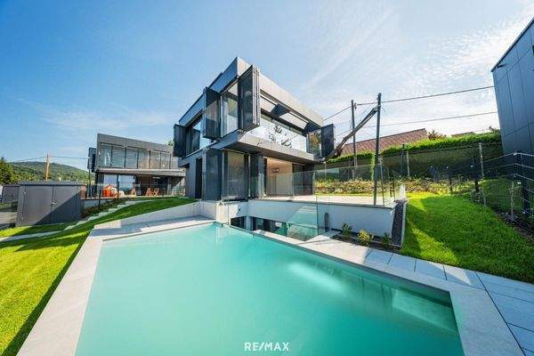 Pool und Hausansicht