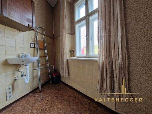 1. OG: kleiner Bereich nach den 3 Räumen mit einem Waschbecken