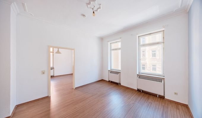 Zimmer mit stuckverzierter Decke