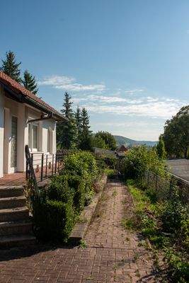 Hausansicht links mit Gartenweg