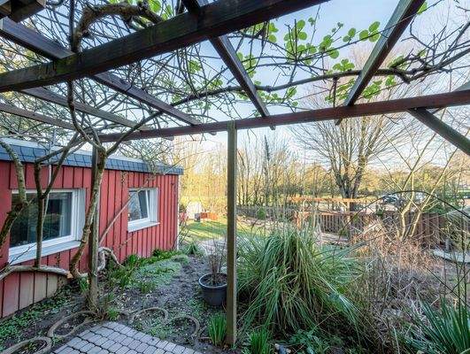 Terrasse mit Blick in Garten - (KI generiert)