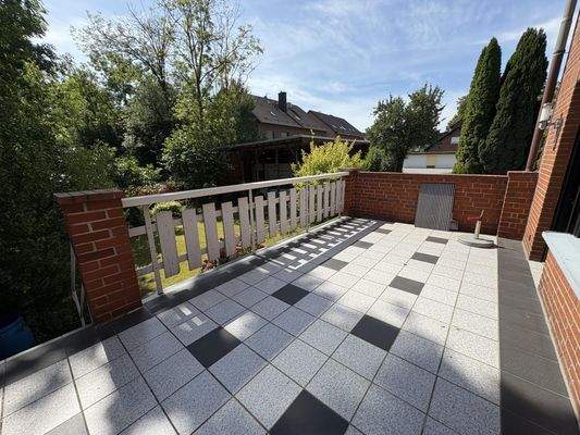 Terrasse mit Treppe zum Garten