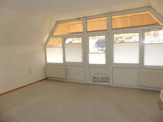 Bild großes Zimmer mit Balkon