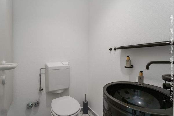 Gäste-WC im Flurbereich (vor der Küche).