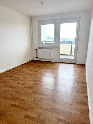 Wohnzimmer mit Balkon.jpg