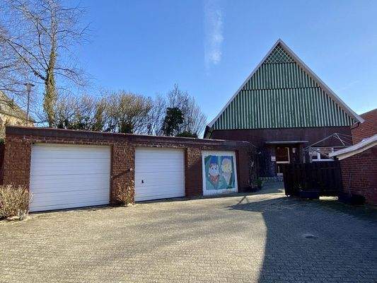 Hofansicht mit Garagen