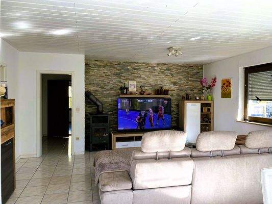 Wohnzimmer mit offenem Kamin