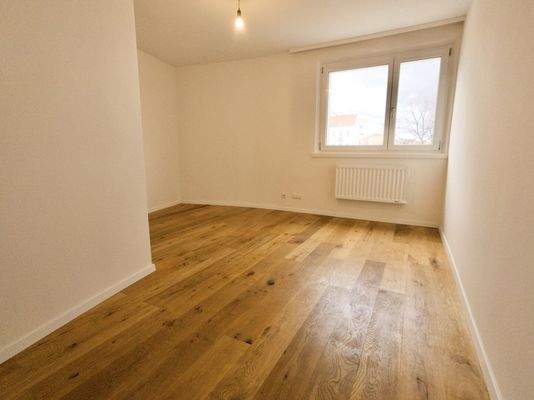 Wohnzimmer mit Zugang zu Küche und Vorzimmer