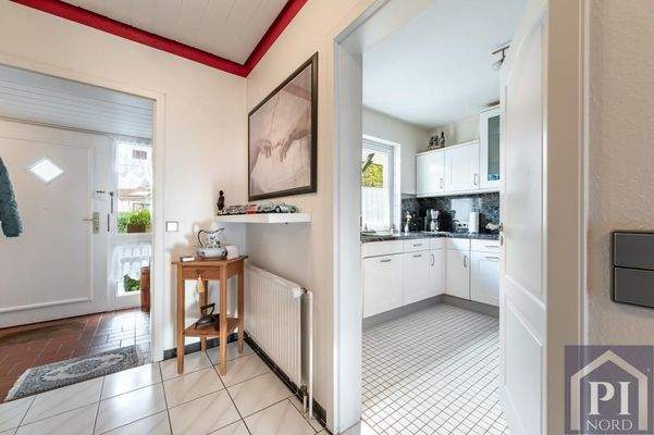 Heller Eingangsbereich mit Blick in die Küche