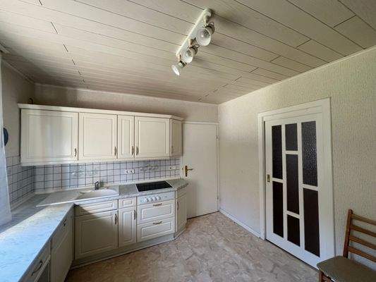 Küche mit Tür ins Esszimmer EG