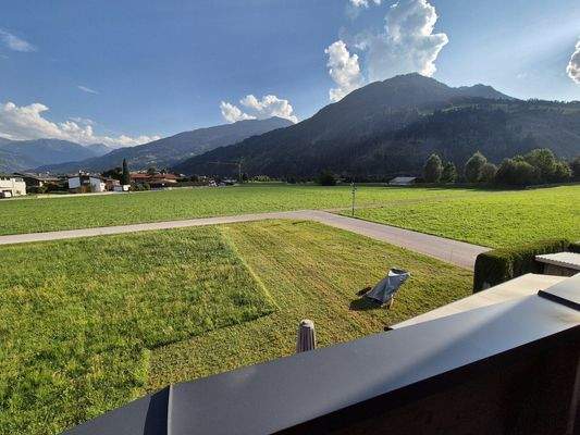 Aussicht vom Balkon zum Golfplatz Uderns